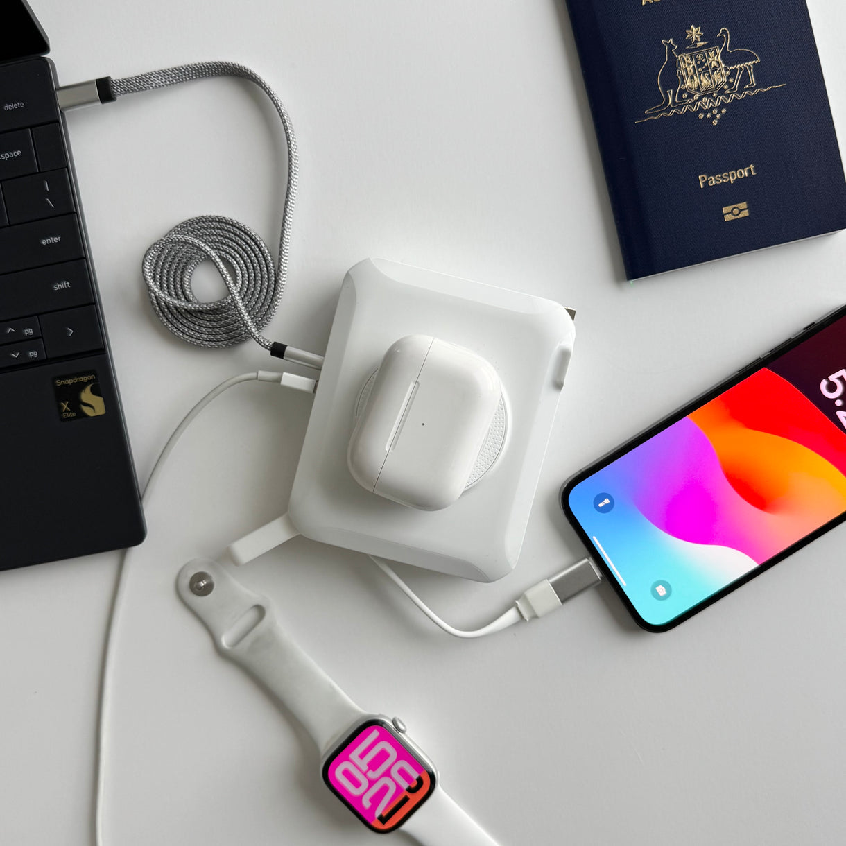 NEOVO MagSafe Powerbank 15.000mAh - 6-in-1 Universele Reisadapter - 65W USB-C Snellader - 15W Draadloze Oplader - Wereldstekker met US/EU/UK/AU